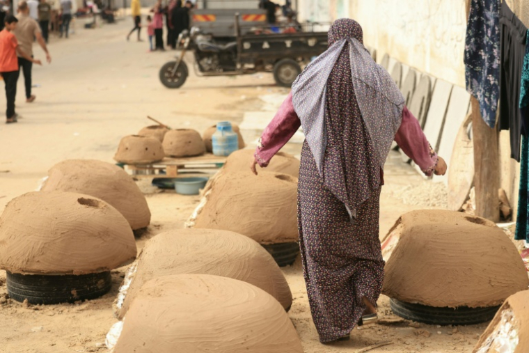 Fabrique de fours en terre pour pallier l'absence de gaz, à Gaza, le 12 novembre 2023 ( AFP / MAHMUD HAMS )