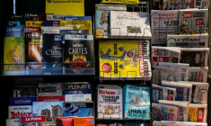 Dans un kiosque à journaux, à Paris, le 6 janvier 2025 ( AFP / Martin LELIEVRE )