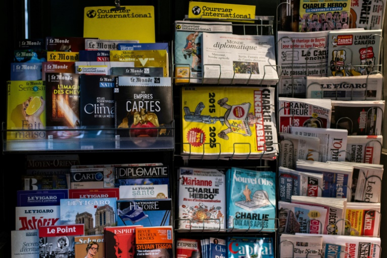 Dans un kiosque à journaux, à Paris, le 6 janvier 2025 ( AFP / Martin LELIEVRE )