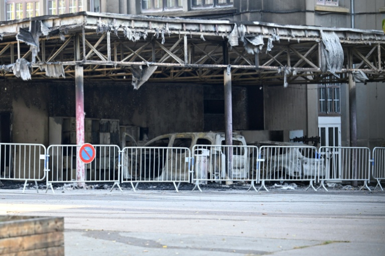Des véhicules incendiés sous le préau du collège François Rabelais à Metz, le 3 octobre 2026  ( AFP / Jean-Christophe VERHAEGEN )