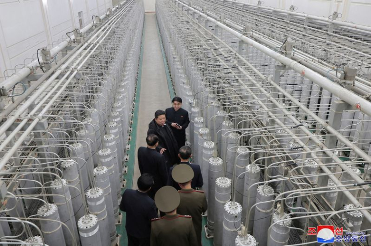 Le dirigeant nord-coréen Kim Jong Un visite la base de production de matériel nucléaire du pays