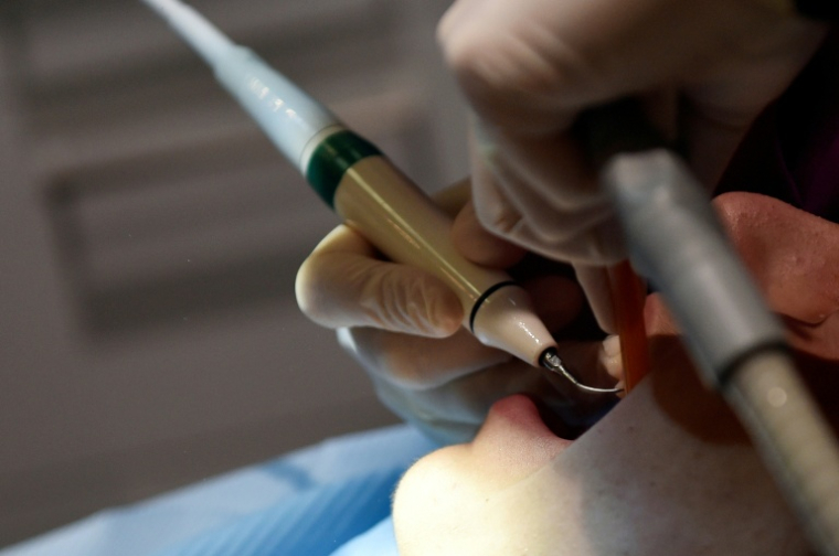 Plus de la moitié (52%) des dentistes contrôlés ne respectaient pas l'obligation "d'affichage des prix" dans la salle d’attente ou "d’informations sur le conventionnement" avec l'Assurance maladie ( AFP / LOIC VENANCE )