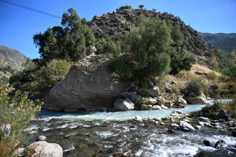 Le fleuve Mapocho au pied des Andes, en périphérie de Santiago, le 28 avril 2026 au Chili ( AFP / RODRIGO ARANGUA )