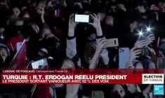 REPLAY - Réélu, Recep Tayyip Erdogan s'exprime devant le palais présidentiel à Ankara