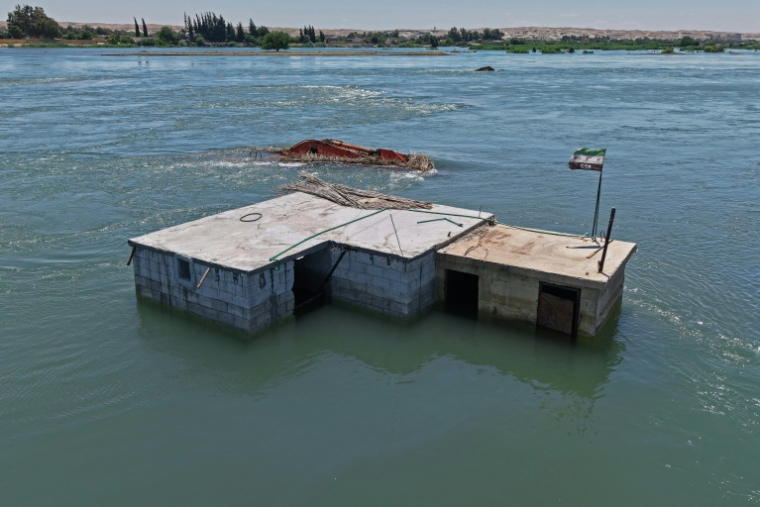 Une zone inondée dans la province syrienne de Raqqa suite aux récentes crues de l'Euphrate, le 30 mai 2026 ( AFP / Bakr ALKASEM )
