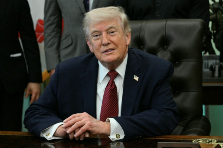 Le président américain Donald Trump dans le Bureau ovale de la Maison Blanche, le 18 avril 2026 à Washington ( AFP / Jim WATSON )