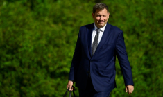 Le ministre allemand des Finances Lars Klingbeil arrive au séminaire gouvernemental à Neuhardenberg, 25 août 2026 ( AFP / John MACDOUGALL )