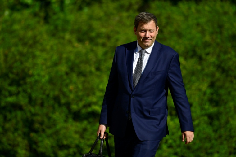 Le ministre allemand des Finances Lars Klingbeil arrive au séminaire gouvernemental à Neuhardenberg, 25 août 2026 ( AFP / John MACDOUGALL )