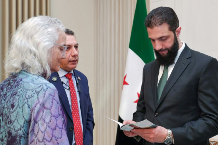 Une photo fournie par l'agence de presse officielle syrienne SANA montre le dirigeant syrien Ahmad al-Chareh rencontrant à Damas Debra Tice, la mère du journaliste américain disparu en Syrie Austin Tice, le 19 janvier 2025 ( SANA / - )