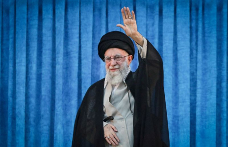 Photo d'Ali Khamenei lors du 36e anniversaire de la mort de Khomeini