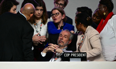 Le président de la COP30, André Corrêa do Lago, en discussion avec Simon Stiell (ONU Climat) après l’intervention de la Colombie, sur fond de polémique : le projet d’accord final évite toute mention explicite d’une sortie des énergies fossiles. (PABLO PORCIUNCULA / AFP)