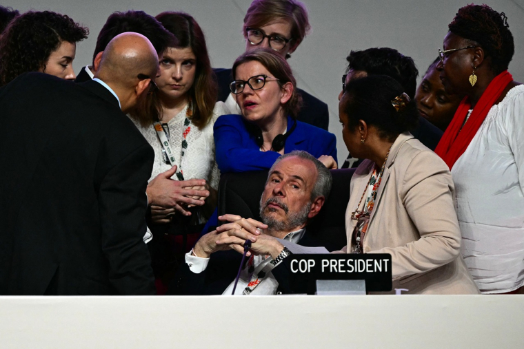Le président de la COP30, André Corrêa do Lago, en discussion avec Simon Stiell (ONU Climat) après l’intervention de la Colombie, sur fond de polémique : le projet d’accord final évite toute mention explicite d’une sortie des énergies fossiles. (PABLO PORCIUNCULA / AFP)