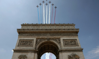 La Patrouille de France (PAF pour Patrouille acrobatique de France) survole l'Arc de Triomphe, à Paris, le 9 juillet 2025, lors d'une répétition du défilé annuel du 14 juillet ( AFP / ALAIN JOCARD )