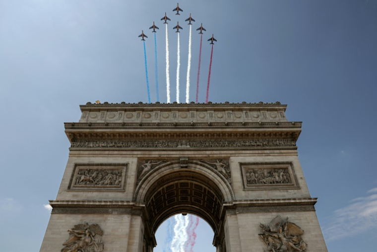 La Patrouille de France (PAF pour Patrouille acrobatique de France) survole l'Arc de Triomphe, à Paris, le 9 juillet 2025, lors d'une répétition du défilé annuel du 14 juillet ( AFP / ALAIN JOCARD )
