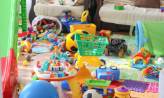 À l’approche de Noël, proposez à vos enfants de faire un tri de leurs jouets. ( crédit photo : Shutterstock )