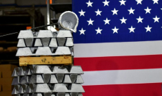 Des piles de briques d'aluminium encadrent un drapeau des États-Unis à la fonderie d'aluminium du Wisconsin à Manitowoc