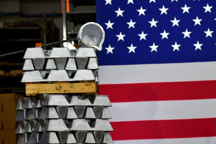 Des piles de briques d'aluminium encadrent un drapeau des États-Unis à la fonderie d'aluminium du Wisconsin à Manitowoc