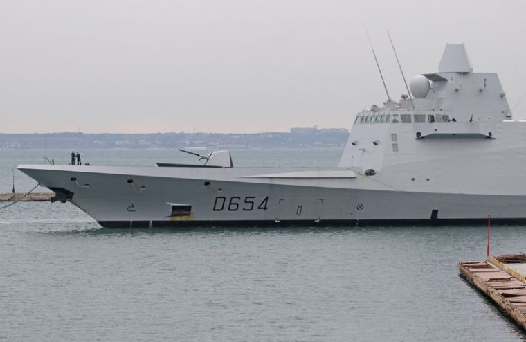 La frégate Auvergne de la marine française arrive au port d'Odessa en mer Noire