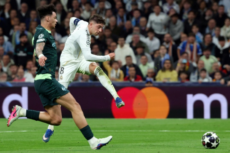 Le milieu de terrain uruguayen du Real Madrid Federico Valverde  (à droite), auteur d'un triplé contre Manchester City en 8e aller de la Ligue des champions, le 11 mars 2026 au stade Bernabéu ( AFP / Pierre-Philippe MARCOU )