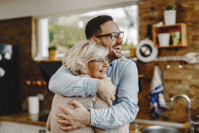 Yvan, fils unique, hérite de la nue-propriété de la maison familiale. Ses droits de succession à payer son inexistants car Gérard, son père, a prévu la transmission du patrimoine familial de son vivant. ( crédit photo : Shutterstock )