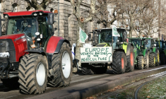 Une pancarte sur laquelle on peut lire "Europe, veux-tu encore de ton agriculture ?" est installée sur un tracteur à Strasbourg, dans l'est de la France, le 7 janvier 2026 ( AFP / Frederick FLORIN )