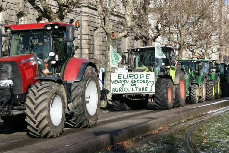 Une pancarte sur laquelle on peut lire "Europe, veux-tu encore de ton agriculture ?" est installée sur un tracteur à Strasbourg, dans l'est de la France, le 7 janvier 2026 ( AFP / Frederick FLORIN )