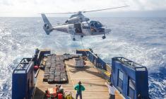 Photo non datée, fournie par la Marine nationale et diffusée le 19 janvier 2026, montrant un hélicoptère de la Marine nationale opérant à proximité d'un navire de pêche arraisonné dans le Pacifique Sud ( Marine Nationale / Handout )