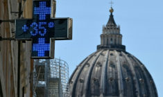 Le thermomètre d'une pharmacie affiche 35 degrés Celsius, avec en arrière plan le dôme de la basilique Saint-Pierre, à Rome en pleine vague de chaleur le 26 mai 2026 ( AFP / Alberto PIZZOLI )