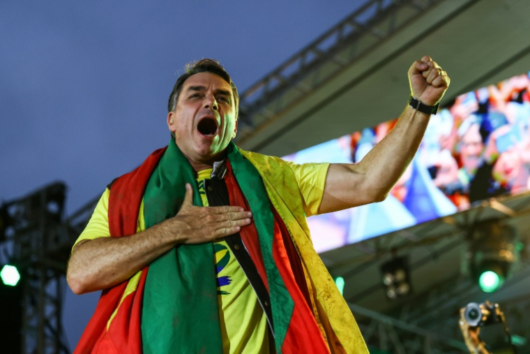 Le sénateur de droite et candidat du Parti libéral (PL) à la présidentielle, Flavio Bolsonaro, lors d'un rassemblement avant le second tour de l'élection, le 14 octobre 2026 à Porto Alegre, au Brésil ( AFP / SILVIO AVILA )