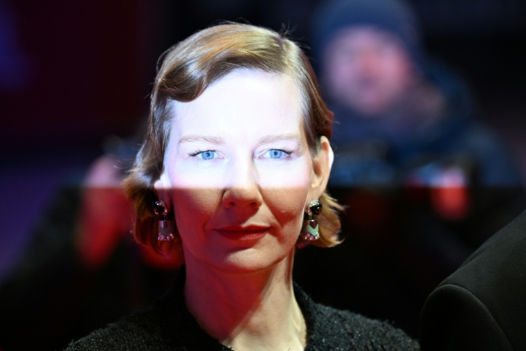 L'actrice allemande Sandra Hüller sur le tapis rouge de la Berlinale avant la projection en compétition du film "Rose" le 15 février 2026  ( AFP / RALF HIRSCHBERGER )