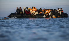 Des migrants dans un bateau de passeurs pour tenter de traverser la Manche au large de la plage de Gravelines, le 27 septembre 2025 dans le Nord ( AFP / Sameer Al-DOUMY )