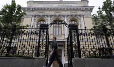 Un piéton passe devant le siège de la Banque centrale russe à Moscou le 7 juin 2024.  ( AFP / NATALIA KOLESNIKOVA )