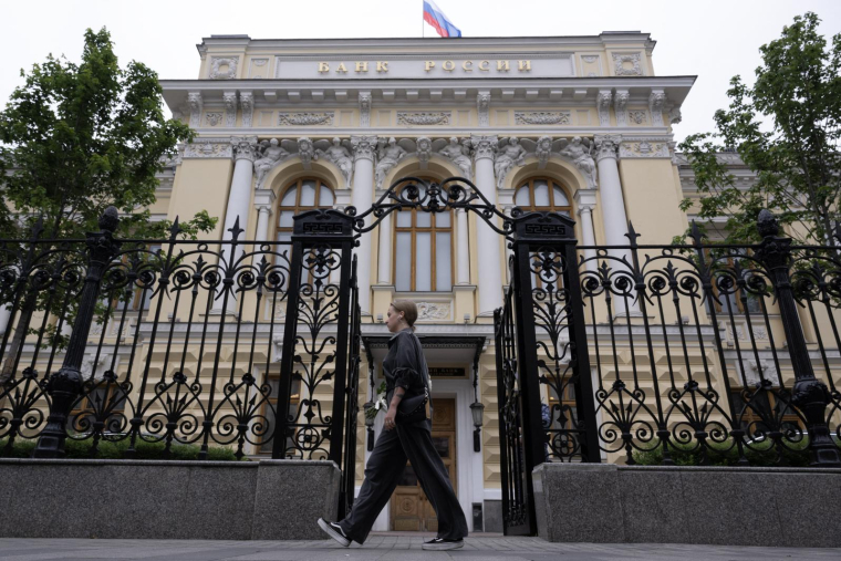 Un piéton passe devant le siège de la Banque centrale russe à Moscou le 7 juin 2024.  ( AFP / NATALIA KOLESNIKOVA )