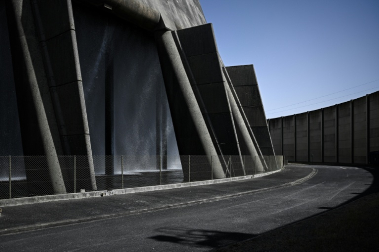 La base d'une tour aéroréfrigérante de la centrale nucléaire de Civaux, le 24 juin 2026 dans la Vienne ( AFP / Philippe LOPEZ )