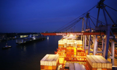 Vue générale du terminal à conteneurs HHLA Burchardkai dans le port de Hambourg, depuis un pont à conteneurs