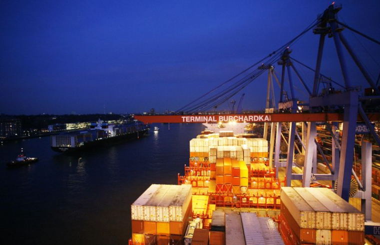 Vue générale du terminal à conteneurs HHLA Burchardkai dans le port de Hambourg, depuis un pont à conteneurs