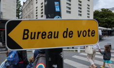 Un panneau indiquant un bureau de vote situé dans une école à Nantes