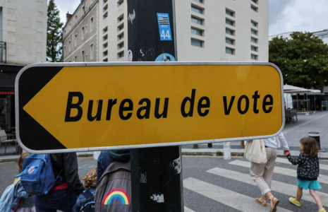 Un panneau indiquant un bureau de vote situé dans une école à Nantes