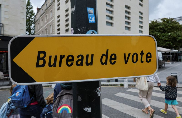 Un panneau indiquant un bureau de vote situé dans une école à Nantes