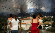 Des habitants surveillent un feu sur les collines entourant  Gondomar, dans le nord du Portugal, le 29 juillet 2025 ( AFP / CARLOS COSTA )