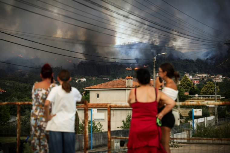 Des habitants surveillent un feu sur les collines entourant Gondomar, dans le nord du Portugal, le 29 juillet 2025 ( AFP / CARLOS COSTA )