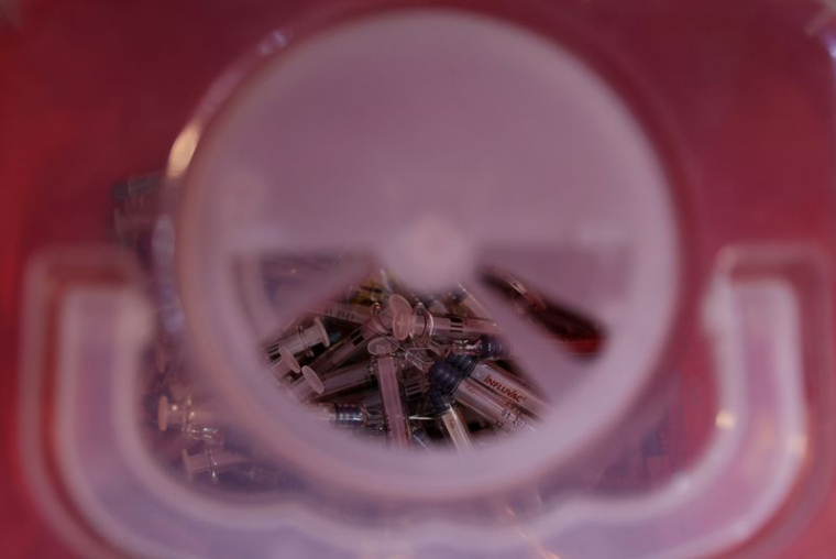 Des seringues jetables dans une poubelle