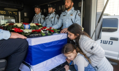 Des enfants se penchent sur le cercueil de Ran Gvili, lors de ses funérailles à Meitar, dans le sud d'Israël, le 28 janvier 2026 ( POOL / Chaim Goldberg )