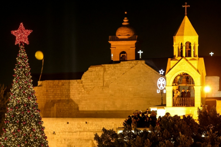Des personnes prennent des photos depuis un clocher lors d'une cérémonie d'illumination du sapin de Noël à Bethléem, en Cisjordanie occupée par Israël, le 6 décembre 2025 ( AFP / HAZEM BADER )