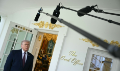 Le président américain Donald Trump s'adresse aux journalistes devant le Bureau ovale de la Maison Blanche, le 13avril 2026 à Washington ( AFP / Brendan SMIALOWSKI )