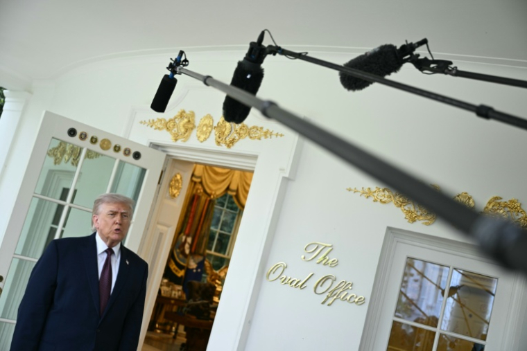 Le président américain Donald Trump s'adresse aux journalistes devant le Bureau ovale de la Maison Blanche, le 13avril 2026 à Washington ( AFP / Brendan SMIALOWSKI )