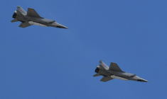 Deux MiG-31 de l'armée russe armés de missiles survolent la Place Rouge lors d'un défilé le 9 mai 2018 à Moscou ( AFP / Yuri KADOBNOV )