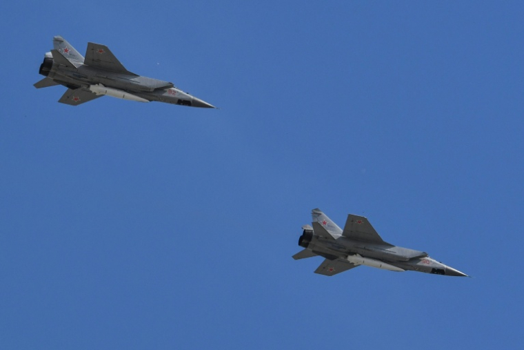Deux MiG-31 de l'armée russe armés de missiles survolent la Place Rouge lors d'un défilé le 9 mai 2018 à Moscou ( AFP / Yuri KADOBNOV )