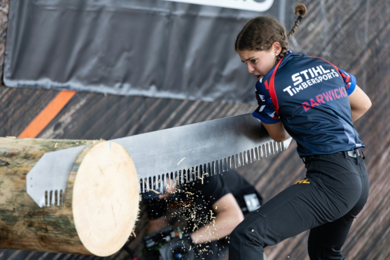 Julia Barwicki, une compétitrice au championnat de France de bûcheronnage sportif, à Sarrebourg, le 3 août 2025 ( AFP / ROMEO BOETZLE )