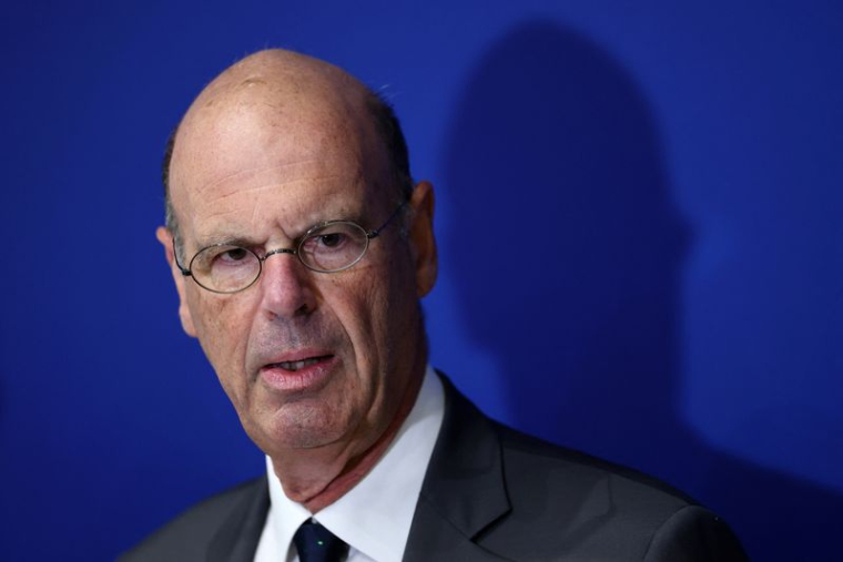 Le ministre français des Finances, M. Lombard, s'entretient avec des journalistes au ministère de Bercy, à Paris
